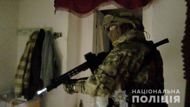 Людей сдавали в аренду, - полицейские задержали на Херсонщине злоумышленников, удерживавших людей в трудовом рабстве 03