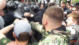 Участники акции протеста применили газ во время потасовки с полицией возле здания МВД. ВИДЕО+ФОТОрепортаж