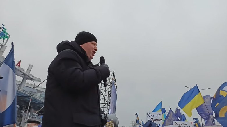 Прихильники Порошенка зібралися біля аеропорту Київ 10