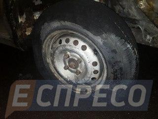 На Печерську в Києві вночі двічі підпалювали автомобілі 04