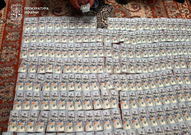 У Києві затримали керівницю районного Червоного Хреста та волонтера за схему з "бронюванням"