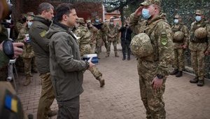 Зеленский: Представители власти должны регулярно посещать позиции ВСУ на Донбассе