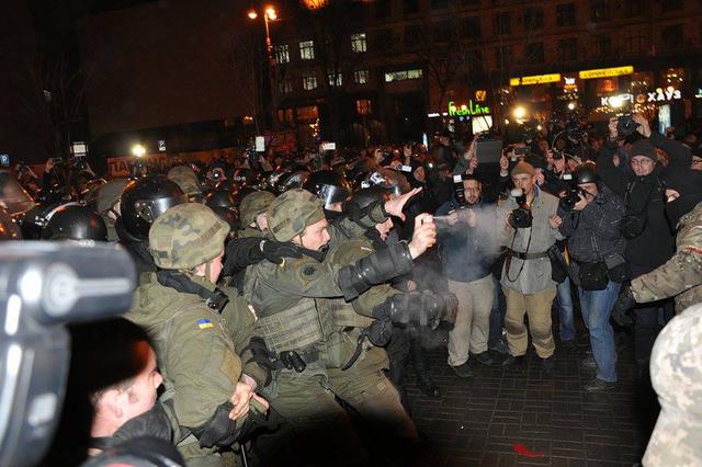 Добровольчий Рух ОУН на честь Дня українського добровольця закидав офіс компанії Ахметова і відділення Альфа-банку камінням (оновлено) 17