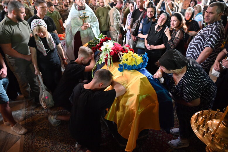 У Володимирському соборі попрощалися із загиблим у боях за Україну воїном Микитою Оптимістом Красновідом 35