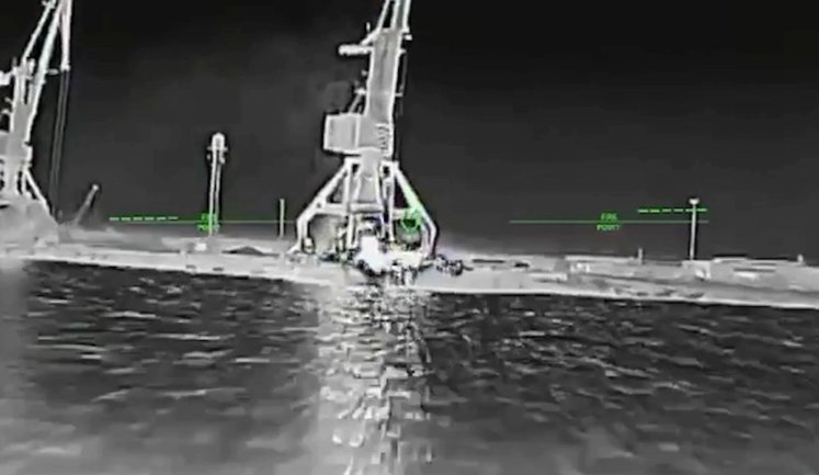 Дрони ВМС України знищили російський патрульний катер "Раптор". ВIДЕО