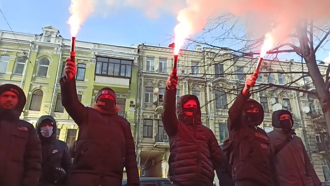 Что должен делать командир, если у него в подразделении такой черт?: под ГБР жгли файеры в поддержку арестованного комбата Лановенко 09