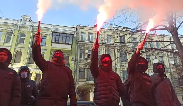 "Що має робити командир, якщо у нього в підрозділі такий чорт?": Під ДБР палили фаєри на підтримку арештованого комбата Лановенка. ВІДЕО+ФОТОрепортаж