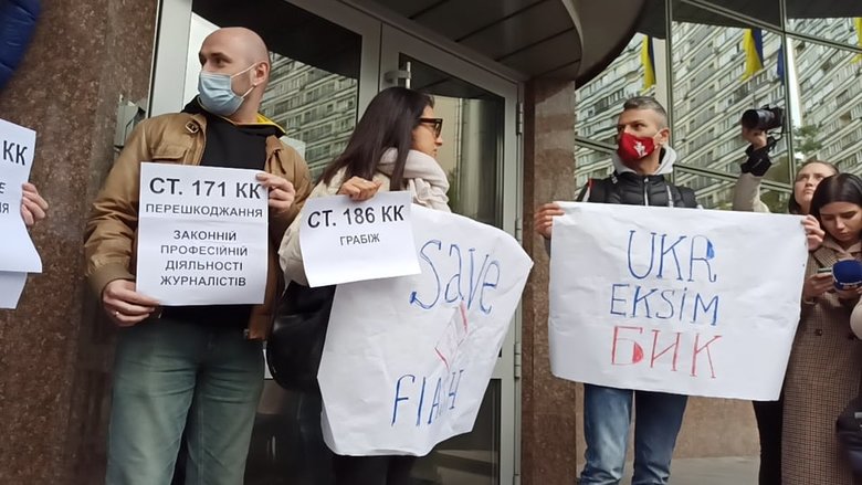 UKREKSIM Бик и Зітріть Мецгера в нуль: журналисты пикетировали Укрэксимбанк - из окна на митингующих упал вазон 21