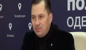 "Убери эту херню", - глава нацполиции Одесской области генерал Головин пытается прочитать текст на украинском языке. ВИДЕО