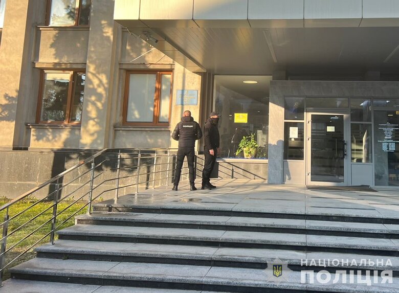 Обшуки в Ужгородській міськраді: посадовцям та підряднику повідомлено про підозру в розкраданні бюджетних коштів, збитки - 700 тис. грн, - Нацполіція 02