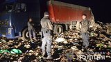 Фури зі сміттям зі Львова затримали на Житомирщині, - поліція. ВІДЕО+ФОТОрепортаж