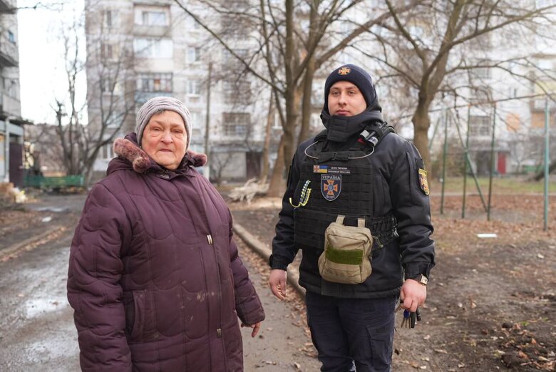 Russians shelled vehicle of rescuers delivering humanitarian aid to Bakhmut 05