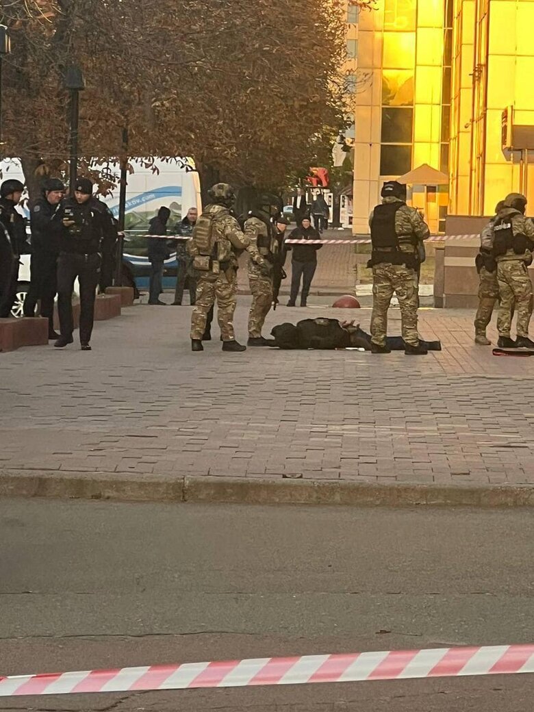 Озброєний чоловік увірвався у бізнес-центр у Києві, хаотично стріляв та вигнав охорону. Зловмисника затримали 02