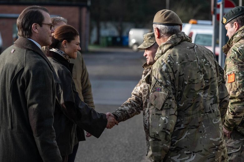 Шведская кронприцесса Виктория посетила украинских военных, проходящих подготовку в Британии 03