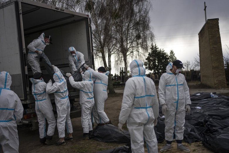 Продовжується ексгумація тіл з братських могил у Бучі 02