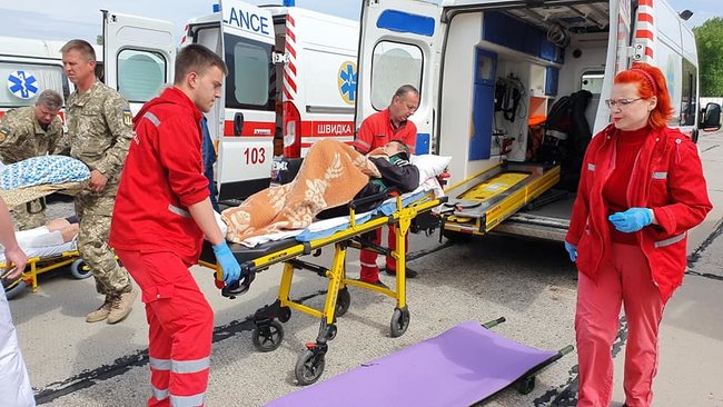 В Одесу літаком доставили 12 поранених військовослужбовців, пятеро - у важкому стані, - волонтер Танцюра 08