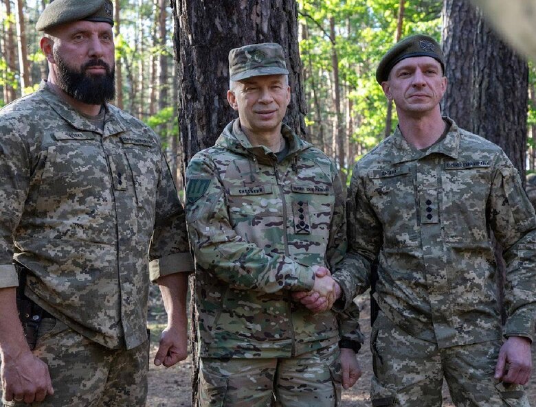 сирський нагородив військових