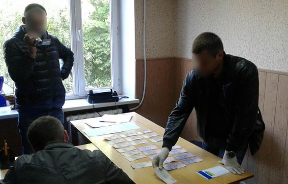 За повернення вилученого екскаватора поліцейському на Буковині пропонували $ 500 01 За повернення вилученого екскаватора поліцейському на Буковині пропонували $ 500 01