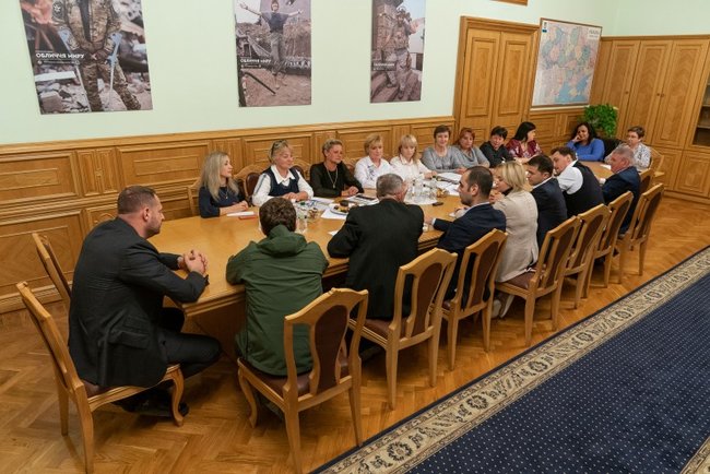 Zelenskyi meets with relatives of soldiers killed in Donbas 02