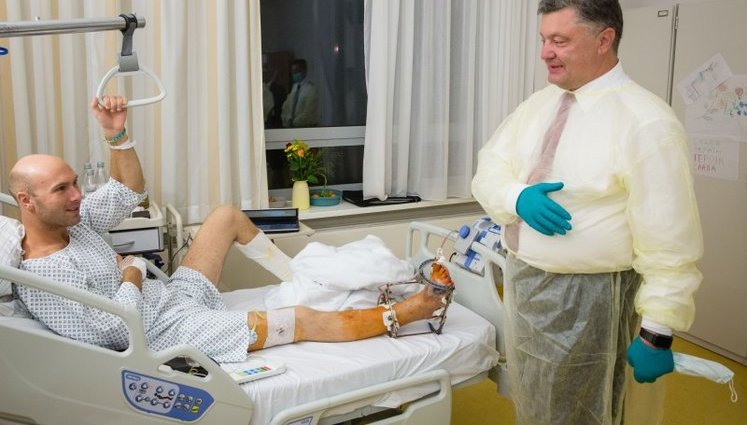Poroshenko visited wounded Ukrainian soldiers in Berlin hospital: "I am very proud of heroes like you". PHOTOS+VIDEO