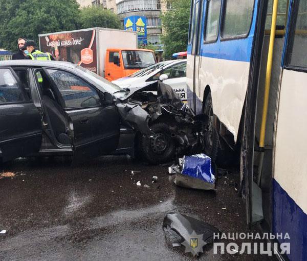 Ланос въехал в троллейбус в Ривном, пострадали 4 человека 02