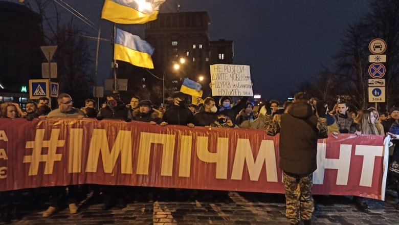 Щурів на Банковій нудить: Активісти вирушили під будівлю Офісу Президента, сталися сутички 10