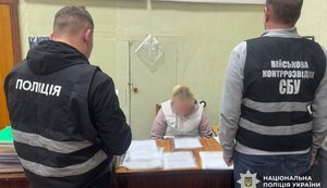 Знімала чоловіків з обліку для уникнення служби: на Чернігівщині затримано військовослужбовицю ТЦК, - Нацполіція. ФОТОрепортаж