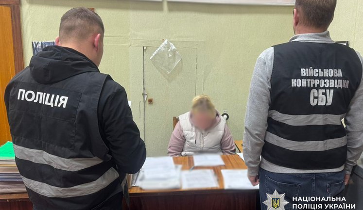Знімала чоловіків з обліку для уникнення служби: на Чернігівщині затримано військовослужбовицю ТЦК, - Нацполіція. ФОТОрепортаж