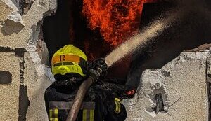 Виробнича будівля горить у Кривому Розі: троє загиблих. ФОТОрепортаж