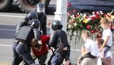 Милиция в Минске скрутила гражданина, который хотел подарить цветы одному из бойцов. ФОТО