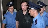 Луценко увезли из "скорой" в суд. ФОТОрепортаж