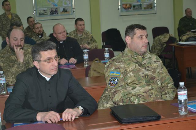 "Бог і Україна": в Нацакадемії сухопутних військ почалися пілотні курси з підготовки військових капеланів 03