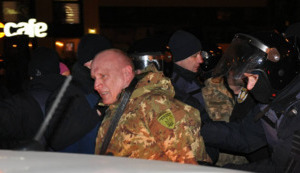 Поліція затримала главу "Добровольчого руху ОУН" Коханівського після бійки між протестувальниками та правоохоронцями. ФОТОрепортаж+ВІДЕО