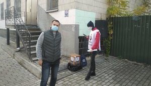 Организаторов "опроса Зеленского" отгоняют от участков. ФОТО