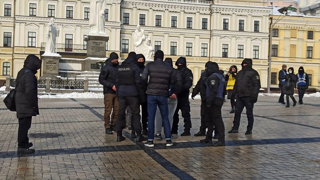 Чемодан, вокзал, Камбоджа: в Киеве попытались провести акцию в память о жертвах леворадикального насилия 01