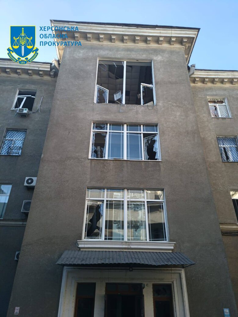 Наслідки сьогоднішніх обстрілів Херсона: поранені шестеро цивільних 02