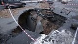 В Киеве провалилась дорога: огромная яма глубиной три метра. ФОТО