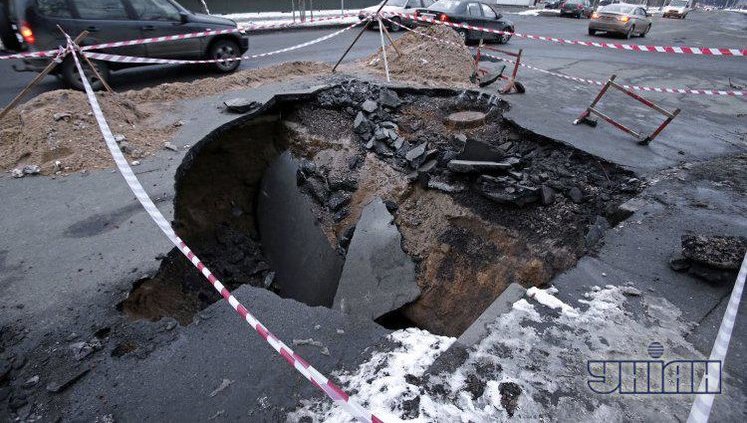 Road Fell Through in Kyiv Resulting in 3-Meter Deep Hole. PHOTO