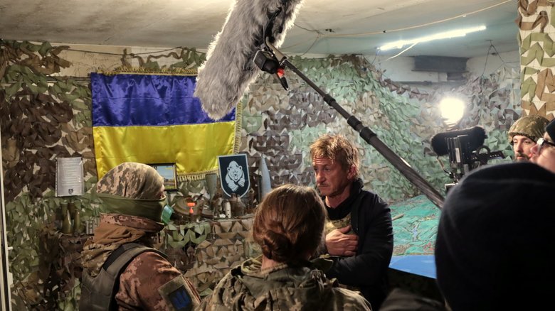 Актор та режисер Шон Пенн, побувавши на Приазовї, побачив наслідки російських обстрілів та планує зняти документальний фільм про Україну, - ООС 03
