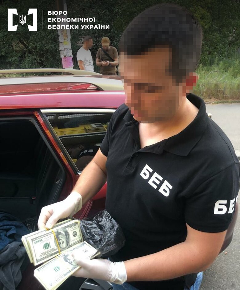 Підробляли долари старого зразка: У Києві викрили групу фальшивомонетників 01