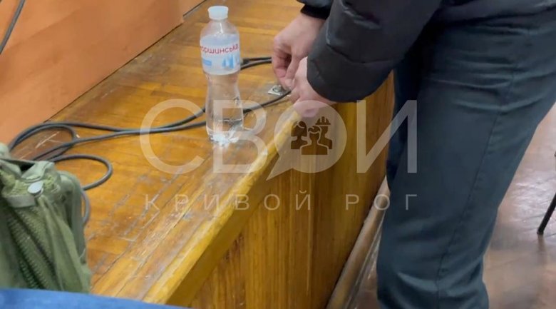 Слуги народу Фастовець та Векленко з групою тітушок намагались зірвати сесію Криворізької райради, - ЗМІ 12