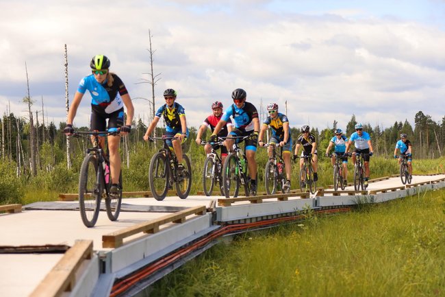 Президент Естонії Кальюлайд на велосипеді проінспектувала кордон із РФ 04