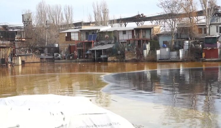 Понад 70 тонн олії, яка витекла в Південний Буг внаслідок пошкодження російським дроном резервуара, вже відкачали. ВIДЕО