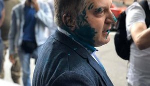 "Ти мені око випалив, сука! П#дар!" - нардепа ОПЗЖ Волошина, який заявляв про відсутність в Україні суверенітету, облили зеленкою. ВIДЕО