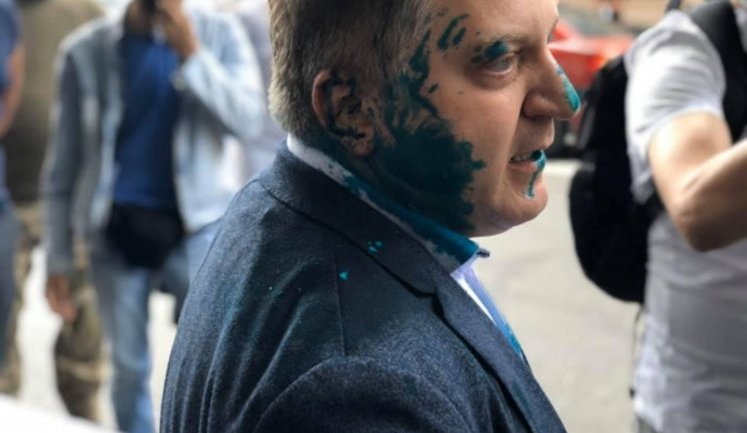 "Ти мені око випалив, сука! П#дар!" - нардепа ОПЗЖ Волошина, який заявляв про відсутність в Україні суверенітету, облили зеленкою. ВIДЕО