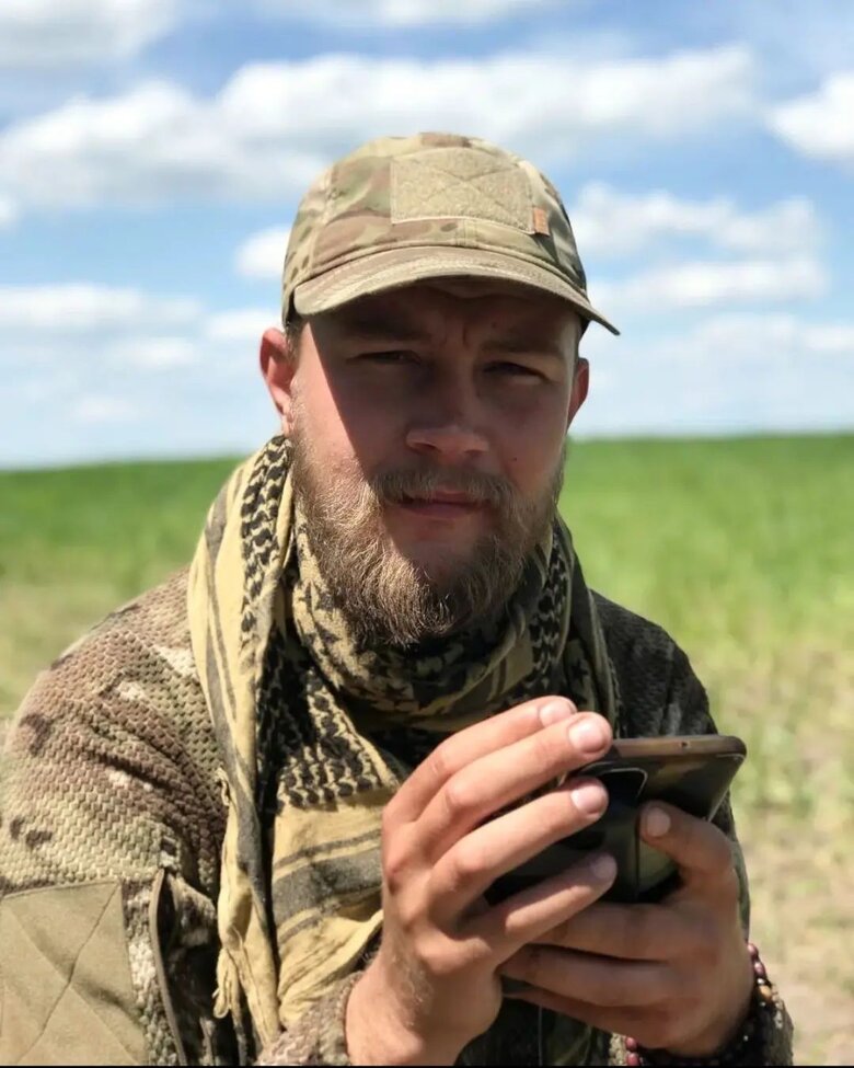 Сергій Гнезділов: Ідіть усі в армію! Тут дуже дивно, але чомусь нестрашно. Страшніше, коли виїжджаєш в якесь місто. Думаєш: Так, зараз ракети прилетять 01