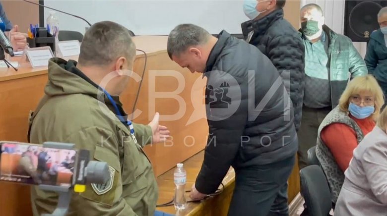 Слуги народу Фастовець та Векленко з групою тітушок намагались зірвати сесію Криворізької райради, - ЗМІ 11