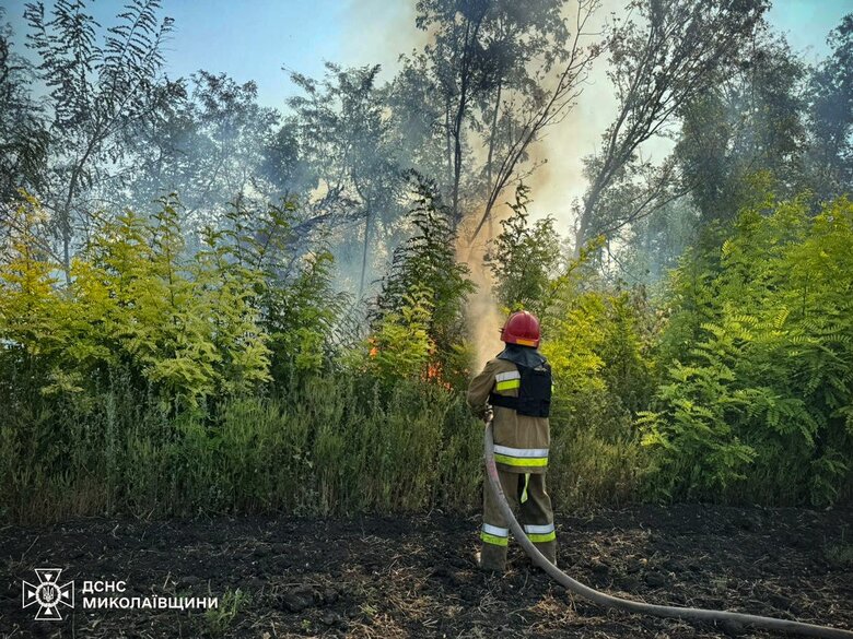 На Миколаївщині рятувальники ліквідували наслідки масованого ворожого обстрілу