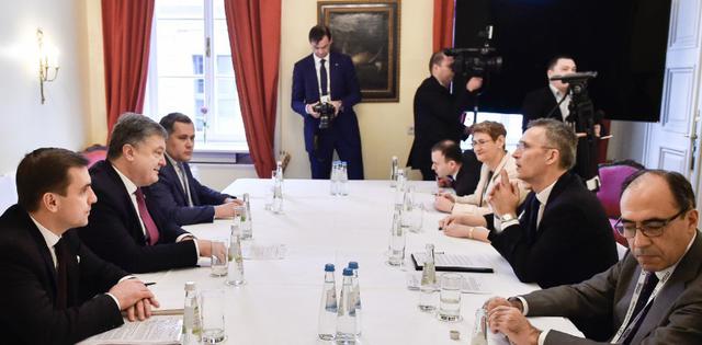 НАТО остановило практическое сотрудничество с РФ и поддерживает санкции до полного выполнения Кремлем минских договоренностей, - Столтенберг на встрече с Порошенко 02