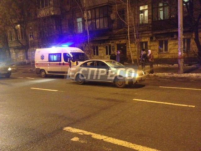 Водитель Chevrolet Lacetti сбил двух людей на переходе в Киеве 02